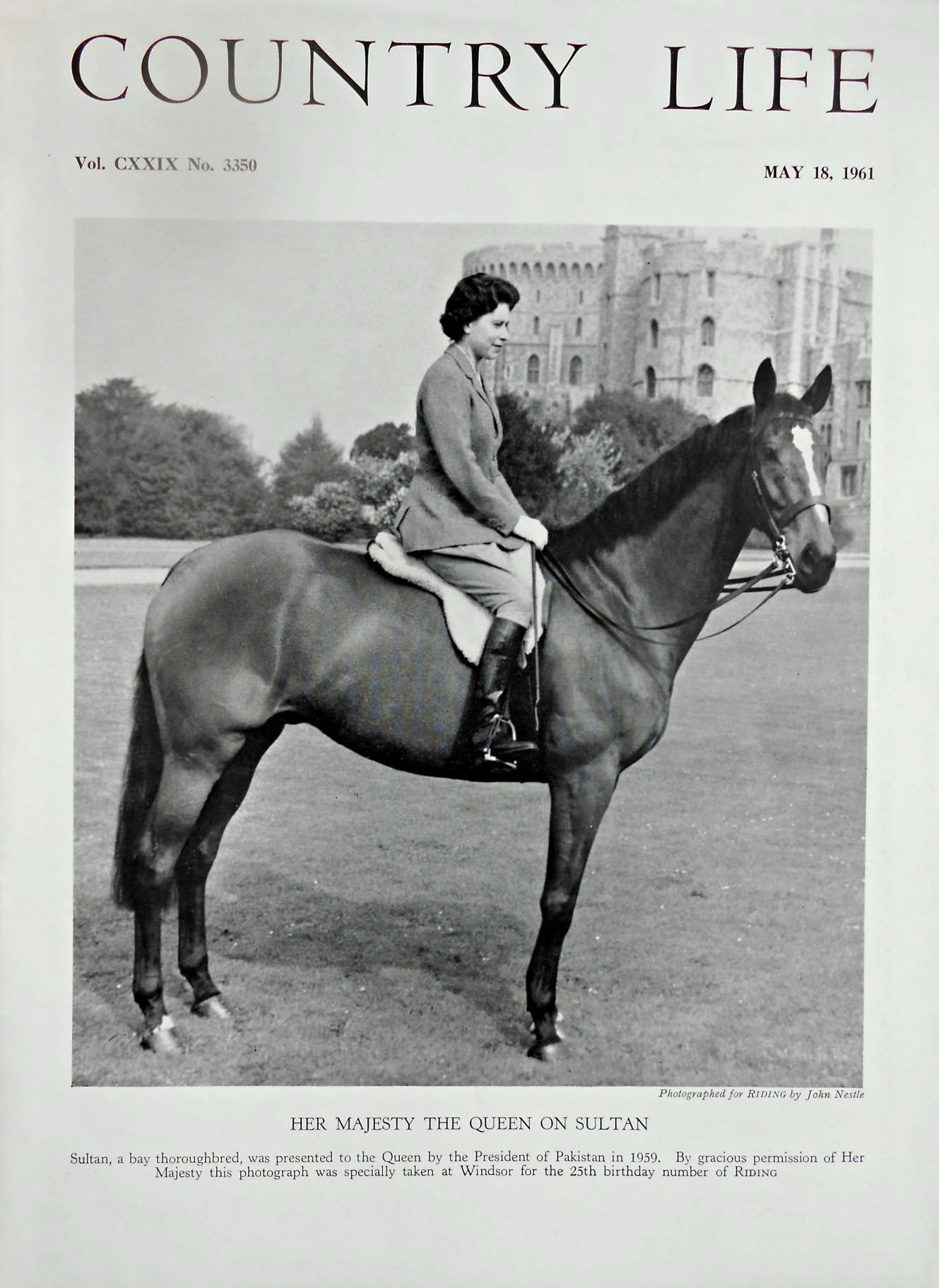 Her Majesty The Queen on Sultan Country Life Magazine Portrait May 18, 1961 Vol. CXXIX No. 3350